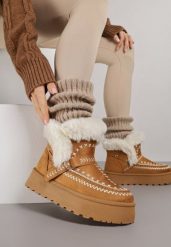 Jasnobrązowe Śniegowce na Grubej Podeszwie Ozdobione Haftowanym Motywem i Futerkiem Caretusa. Śniegowce i trapery damskie Born2be, z jeansu. Za 109.99 zł.