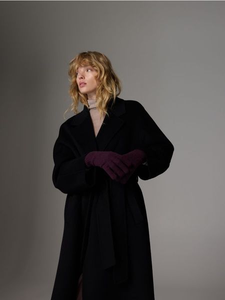 Wełniane rękawiczki z dodatkiem kaszmiru - mahoniowy. Brązowe rękawiczki damskie Reserved, bez wzorów, z kaszmiru, klasyczne. Za 89.99 zł.