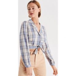 Krótka koszula w kratę z wiązaniem - Niebieski. Koszule damskie marki Cropp. Za 69.99 zł.