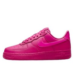 Buty do chodzenia dla dorosłych Air Force 1 Low '07 Fireberry. Czerwone obuwie sportowe damskie Nike, bez wzorów, z materiału, trekkingowe, Nike Air Force. Za 938.80 zł.