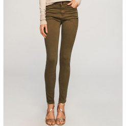 Dopasowane spodnie - Khaki. Spodnie materiałowe damskie marki Reserved. W wyprzedaży za 59.99 zł.