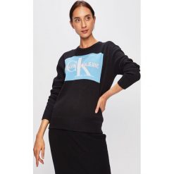 Calvin Klein Jeans - Sweter. Czarne swetry damskie Calvin Klein Jeans, l, z aplikacjami, z dzianiny, bez kołnierzyka, bez ramiączek, krótkie, bez kaptura. W wyprzedaży za 239.90 zł.