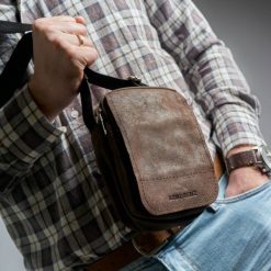 Saszetka Brødrene BL04 Ciemny Brązowy. Brązowe portfele męskie Brødrene, bez wzorów, ze skóry. Za 119.00 zł.