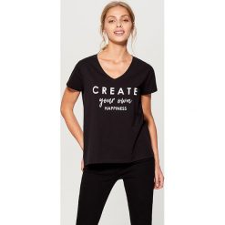 Bawełniana koszulka z napisem - Czarny. T-shirty damskie marki Mohito. W wyprzedaży za 14.99 zł.