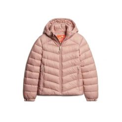 Damska kurtka z kapturem Superdry Fuji. Czerwone kurtki damskie Superdry., na zimę, bez wzorów, z puchu, z kapturem. Za 433.95 zł.