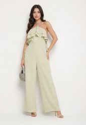 Zielony Kombinezon Wiązany na Szyi z Metaliczną Ozdobą Tilindra. Zielone sukienki damskie Born2be, m, z aplikacjami, eleganckie, bez kołnierzyka, bez ramiączek. Za 169.99 zł.