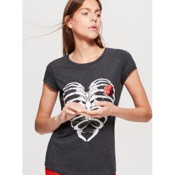 Koszulka z nadrukiem - Szary. T-shirty damskie Cropp. W wyprzedaży za 14.99 zł.