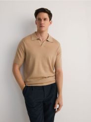 Sweter polo z wełny merino - beżowy. Brązowe swetry przez głowę męskie Reserved, l, bez wzorów, z wełny, bez kołnierzyka. W wyprzedaży za 129.99 zł.