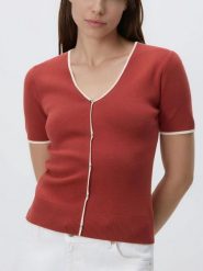 Sweter z kontrastową lamówką - intenstywna czerwień. Czerwone swetry damskie Reserved, l, bez wzorów, z bawełny, bez kołnierzyka, bez ramiączek, bez kaptura. Za 99.99 zł.