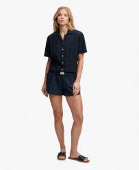 Superdry Krótkie spodenki z haftem bawełnianym – ECLIPSE NAVY. Niebieskie szorty damskie Superdry., z aplikacjami, z bawełny, eleganckie. Za 215.65 zł.
