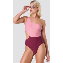 NA-KD Swimwear Kostium kąpielowy na jedno ramię Color Block - Pink. Kostiumy jednoczęściowe damskie marki NA-KD Swimwear. W wyprzedaży za 33.90 zł.