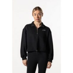 Damska krótka bluza z krótkim zamkiem i opuszczonym ramieniem – czarny. Czarne bluzy damskie AESTHETIC WOLF, uniwersalny, bez wzorów, z bawełny, bez kaptura, na fitness i siłownię. Za 259.99 zł.