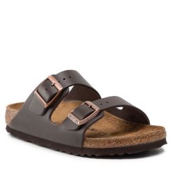 Klapki Birkenstock. Brązowe klapki damskie Birkenstock, bez wzorów, bez obcasa. Za 499.99 zł.