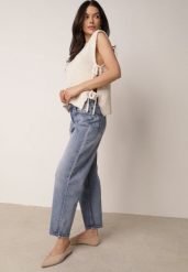 Niebieskie Bawełniane Jeansy Mom Fit o Klasycznym Kroju z Wysokim Stanem Esersia. Niebieskie jeansy damskie Born2be, z podwyższonym stanem. Za 99.99 zł.