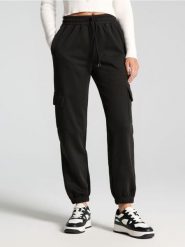 Spodnie cargo - czarny. Czarne spodnie materiałowe damskie Sinsay, l, bez wzorów. W wyprzedaży za 19.99 zł.