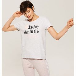 T-shirt piżamowy z napisem - Jasny szar. T-shirty damskie marki House. W wyprzedaży za 15.99 zł.