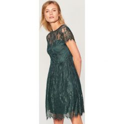 Koronkowa sukienka - Khaki. Brązowe sukienki damskie Mohito, z koronki. Za 169.99 zł.