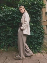 Szerokie spodnie w paski - beżowy. Brązowe spodnie materiałowe damskie Reserved, l, bez wzorów, z tkaniny. W wyprzedaży za 99.99 zł.