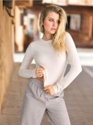 Sweter basic - beżowy. Brązowe swetry damskie Sinsay, l, bez wzorów, bez kołnierzyka, bez ramiączek, długie, bez kaptura. W wyprzedaży za 15.99 zł.