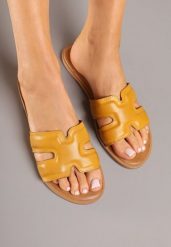 Żółte Klapki Basic z Wycięciami Varauri. Żółte klapki damskie Renee, bez wzorów, z jeansu, eleganckie, bez obcasa, na płaskiej podeszwie. Za 59.99 zł.