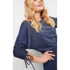 Luźna koszulka z połyskiem. Bluzki damskie marki Orsay. Za 69.99 zł.