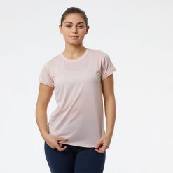 Koszulka damska New Balance WT11452PH3 – różowa. Czerwone koszulki sportowe damskie New Balance, xs, bez wzorów, z materiału, eleganckie, bez kołnierzyka. Za 49.99 zł.