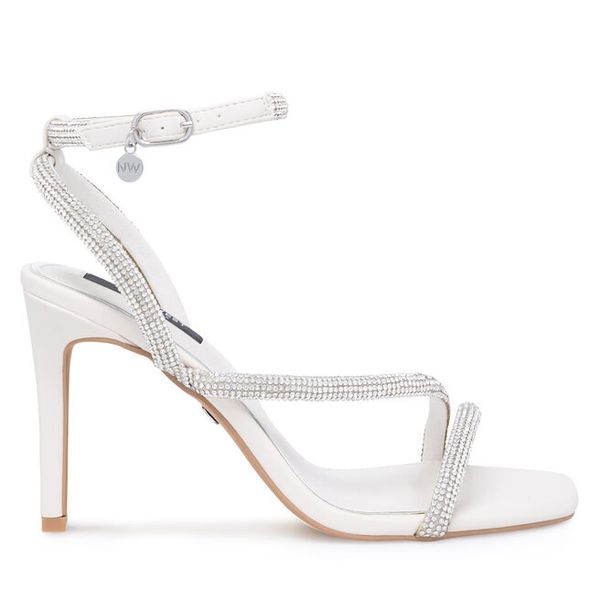 Sandały Nine West. Białe sandały damskie Nine West, bez wzorów, bez obcasa, na szpilce, bez zapięcia. Za 259.99 zł.