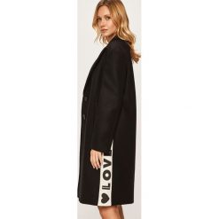 Love Moschino - Płaszcz. Czarne kurtki damskie Love Moschino, bez wzorów, z bawełny, bez kaptura. Za 2,449.00 zł.