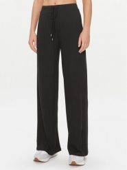 Guess Spodnie piżamowe O3BB01 KBXB2 Czarny Relaxed Fit. Czarne piżamy damskie Guess, m, z aplikacjami, z syntetyku, bez ramiączek. Za 129.99 zł.