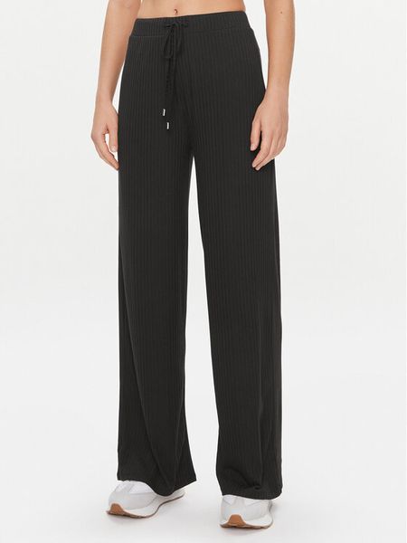 Guess Spodnie piżamowe O3BB01 KBXB2 Czarny Relaxed Fit. Czarne piżamy damskie Guess, m, z aplikacjami, z syntetyku, bez ramiączek. Za 129.99 zł.