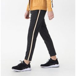 Spodnie carrot z lampasami - Wielobarwn. Spodnie materiałowe męskie marki House. Za 129.99 zł.