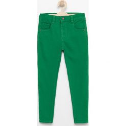 Bawełniane spodnie slim fit - Zielony. Zielone spodnie materiałowe dla chłopców Reserved, m, bez wzorów, z bawełny. Za 99.99 zł.