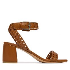 Sandały Guess. Brązowe sandały damskie Guess, z aplikacjami, bez obcasa, na słupku, bez zapięcia. Za 589.99 zł.