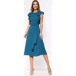 Sukienka midi z paskiem - Lazurowa. Niebieskie sukienki damskie Nife, l, bez wzorów, z elastanu, bez kołnierzyka, bez ramiączek, midi, rozkloszowane. Za 248.90 zł.