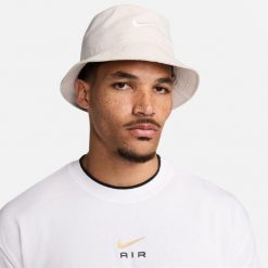 Kapelusz czapka Nike Apex Swoosh Bucket Hat Beżowy - FB5382-104. Białe czapki i kapelusze damskie Nike, bez wzorów. Za 85.60 zł.