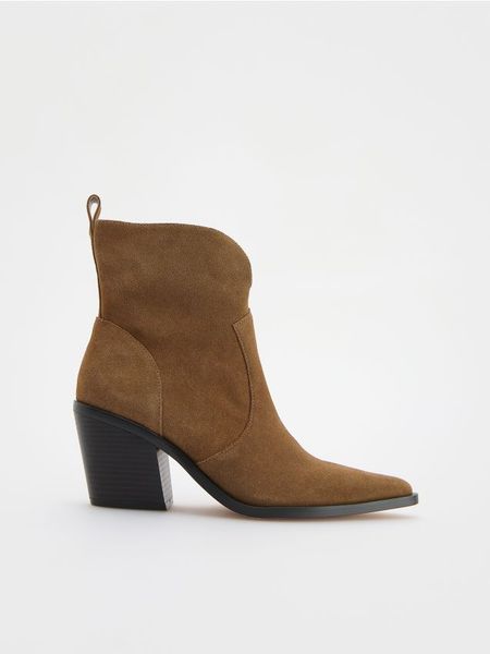 Skórzane botki - brązowy. Brązowe botki damskie Reserved, ze skóry, bez obcasa, bez zapięcia. W wyprzedaży za 179.99 zł.