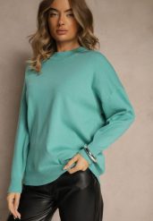 Zielony Nietoperzowy Sweter w Minimalistycznym Stylu Raliava. Zielone swetry damskie Renee, bez wzorów, z jeansu, casualowe, bez kołnierzyka, bez ramiączek, bez kaptura. Za 79.99 zł.