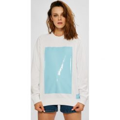 Calvin Klein Jeans - Bluza. Białe bluzy damskie Calvin Klein Jeans, l, bez wzorów, z bawełny, bez kaptura. W wyprzedaży za 299.90 zł.
