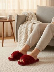 Kapcie z futerkiem - bordowy. Czerwone kapcie damskie Sinsay, bez wzorów. Za 25.99 zł.