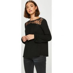 Vero Moda - Bluzka Viona. Czarne bluzki damskie Vero Moda, z dzianiny, casualowe, z okrągłym kołnierzem. W wyprzedaży za 99.90 zł.