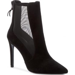 Botki STUART WEITZMAN - Casino Black Suede. Czarne botki damskie Stuart Weitzman, ze skóry, bez obcasa, na obcasie. W wyprzedaży za 1,269.00 zł.
