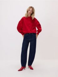 Koszula z kwiatową aplikacją - czerwony. Czerwone koszule damskie Reserved, l, z aplikacjami, z bawełny, bez kołnierzyka, bez ramiączek. Za 159.99 zł.