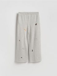 Spodnie dresowe z haftem - jasnoszary. Szare spodnie dresowe damskie Reserved, l, bez wzorów, z bawełny. Za 129.99 zł.