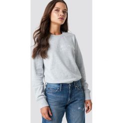 Calvin Klein Bluza Halia Institutional Crew Neck - Grey. Szare bluzy damskie Calvin Klein, z dzianiny. Za 364.95 zł.