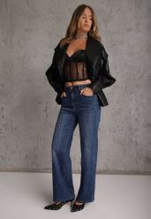 Niebieskie Jeansy Wide Leg z Bawełną Zdobione Kieszeniami Klapami z Tyłu Kalle. Niebieskie jeansy damskie Renee. Za 139.99 zł.