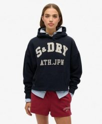 Bluza z kapturem Ath Ess Appliq Relaxed. Niebieskie bluzy damskie Superdry., z aplikacjami, z bawełny, z kapturem. Za 289.20 zł.