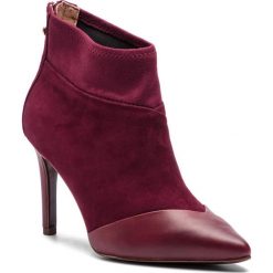 Botki TAMARIS - 1-25384-21 Burgundy 523. Czerwone kozaki damskie Tamaris, z materiału, bez obcasa, na obcasie. W wyprzedaży za 259.00 zł.