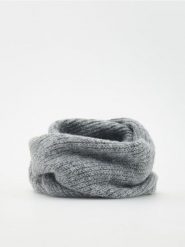 Dzianinowy komin - ciemnoszary. Szare szaliki i chusty damskie Reserved, bez wzorów, z dzianiny. W wyprzedaży za 49.99 zł.