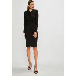 Silvian Heach - Sukienka. Szare sukienki damskie Silvian Heach, z dzianiny, casualowe, z włoskim kołnierzykiem, z długim rękawem. W wyprzedaży za 369.90 zł.