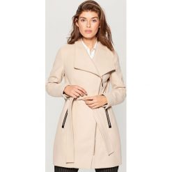 Płaszcz z wiązaniem - Beżowy. Brązowe płaszcze damskie Mohito. Za 269.99 zł.